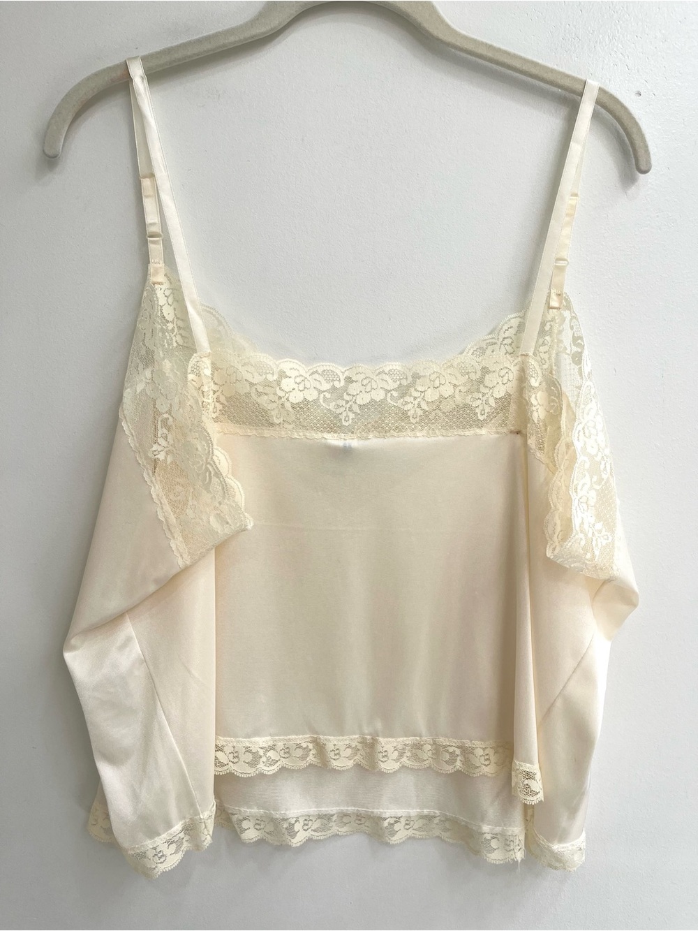Vintage Bari ivory lace-trimmed nylon cami features an ILGWU union label size 44 - Picture 2 of 7